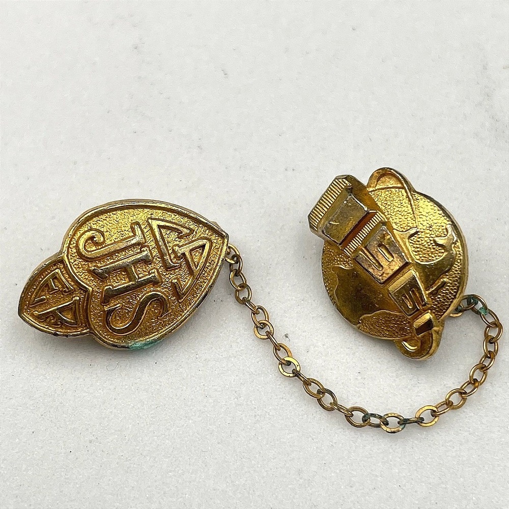 VTG LA Junior High School 1960 Classic Gold-Tone Enameled Tie Chain Guard Pin‎